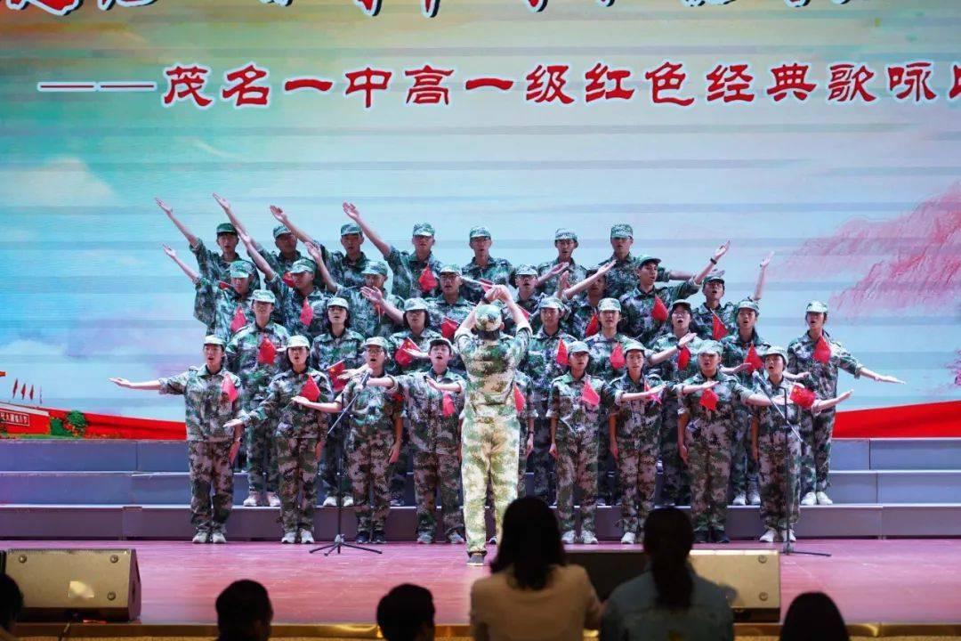 回顾女子坐地铁穿着清凉,腿上穿个箍,用皮带牵着,路人时不时偷瞄